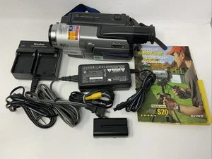 Sony Handycam CCD-TRV68 Hi8 Camcorder 2 Battery AV & Charger Tested Working - Picture 1 of 13