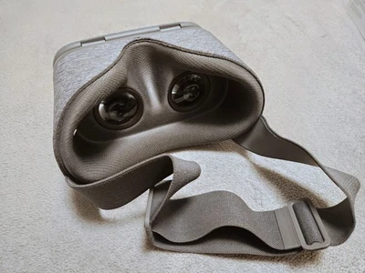 Google Daydream View - VR Brille mit Fernbedienung  in OVP - Bild 1 von 4