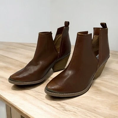 Botas de tornozelo femininas de couro sintético marrom sem classificação tamanho 8 salto bloco recortes laterais - Imagem 1 de 4