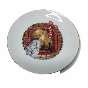 Plato de Navidad Jasco borde dorado 22K bebé niño chimenea vacaciones de colección 1982 6,5" usado en excelente estado - Imagen 1 de 3