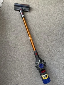 Dyson V8 Akku Staubsauger und Zubehör für Ersatzteile  - Bild 1 von 7