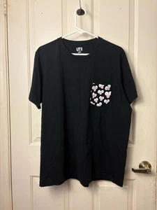 Talla XL Kaws x Uniqlo BFF Bolsillo Camiseta Camiseta Camisa Negra Para Hombre (NUEVA CON ETIQUETAS) - Imagen 1 de 3