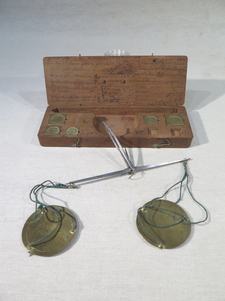 ANCIENNE TRES JOLIE BALANCE TREBUCHET MONETAIRE EPOQUE XVIII POIDS FLEURS DE LYS - Photo 1/1