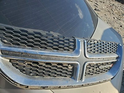 Dodge Grand Caravan 2011-20 parrilla superior delantera con emblema roto  Foto 1 de 4