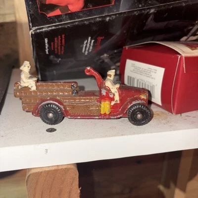 1930’s VINTAGE BARCLAY LADDER FIRE TRUCK/OLD TOY TRUCk  - Image 1 of 4