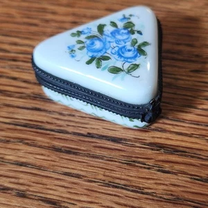 Antigua caja de baratijas de píldoras de porcelana con bisagras pintada a mano azul rosa Limoges? Firmado - Imagen 1 de 8