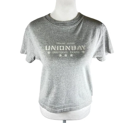 Camiseta UNIONBAY Gráfica Bebé Gris Manga Corta Años 90 Y2K Talla Mediana Foto 1 de 4