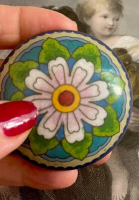 Boîte ronde en émail cloisonné le couvercle peint d'une fleur - Photo 1/4