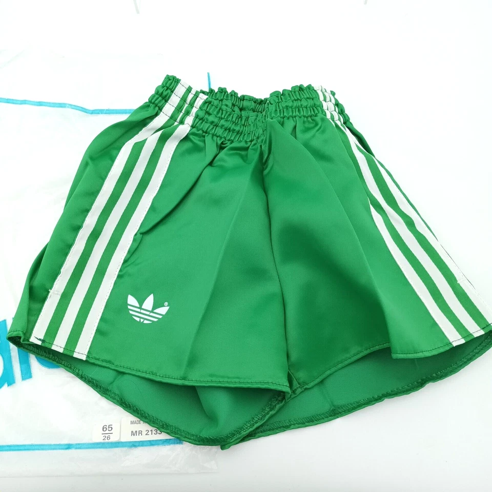 SHORT ADIDAS T-65/26 Football Vert Blanc Polyester 80'S vintage ENFANT NEUF - Photo 1/3