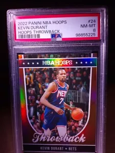 2022 PANINI NBA HOOPS HOOPS THROWBACK #24 KEVIN DURANT PSA 8 RETI SOLI - Foto 1 di 3