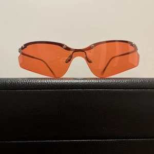 GORGEOUS VINTAGE ITALIAN DESIGN RED LENSES WRAPAROUND CHIC SUNGLASSES ITALY - Picture 1 of 20
