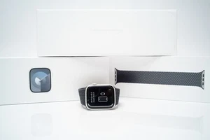 Apple Watch Series 9 45mm Silver GPS + Midnight Braided Solo Loop - Photo 1 sur 17