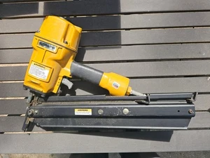 CLAVADORA NEUMÁTICA BOSTITCH 25II49, N80SB-1, NO FUNCIONA, PARA REPUESTOS/REPARACIÓN - Imagen 1 de 8