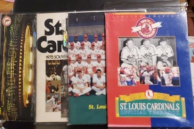 Lote de colección de los Cardenales de San Luis (4) anuarios de recuerdo 1968, 1975, 1988 y 1992.  Foto 1 de 4