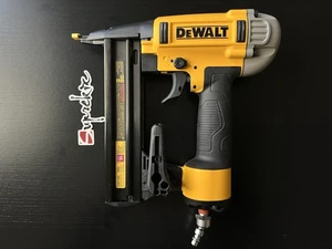 Neumático DEWALT calibre 18 1/4 pulg. Grapadora con cable Crown DWFP1838 - Imagen 1 de 9