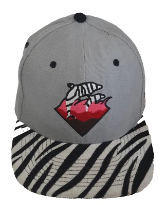 Boné chapéu ajustável ROSA + CINZA GOLFINHO COM ZEBRA LEGENDS '12 bordado - Imagem 1 de 4