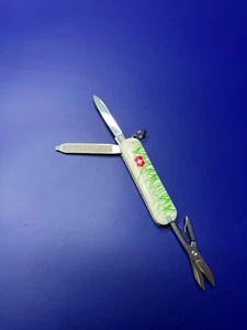 "Nature Series" Victorinox Swiss Army Knife Classic SD - Picture 1 of 6