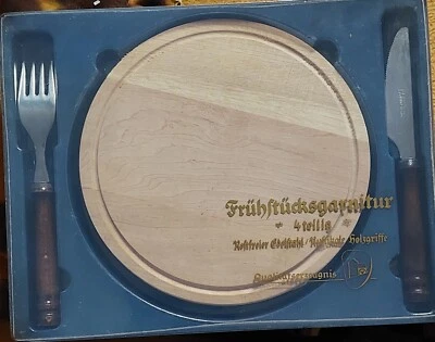 Frühstücksgarnituren ; Holzbrett; Messer und Gabel jeweils mit Holzgriff - Bild 1 von 3