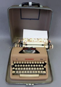Máquina de escribir Royal Quiet De Luxe 1957 con estuche margen mágico carne rosa funcionando - Imagen 1 de 8