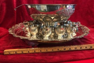 Vassoio piatto vintage in argento con ciotola punzonata, 12 tazze, 1 mestolo - Immagine 1 di 4