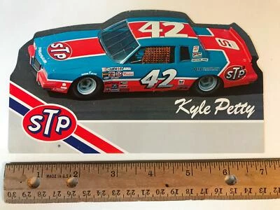 Cartão postal vintage Kyle Petty 1982 STP Oil Corp #42 Pontiac NASCAR Racing car folheto - Imagem 1 de 2
