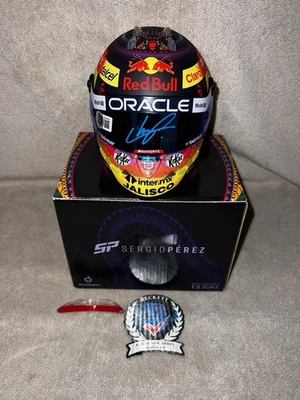 Mini capacete Sergio Checo Perez assinado oficial 1:2 2023 México GP Star Beckett - Imagem 1 de 4