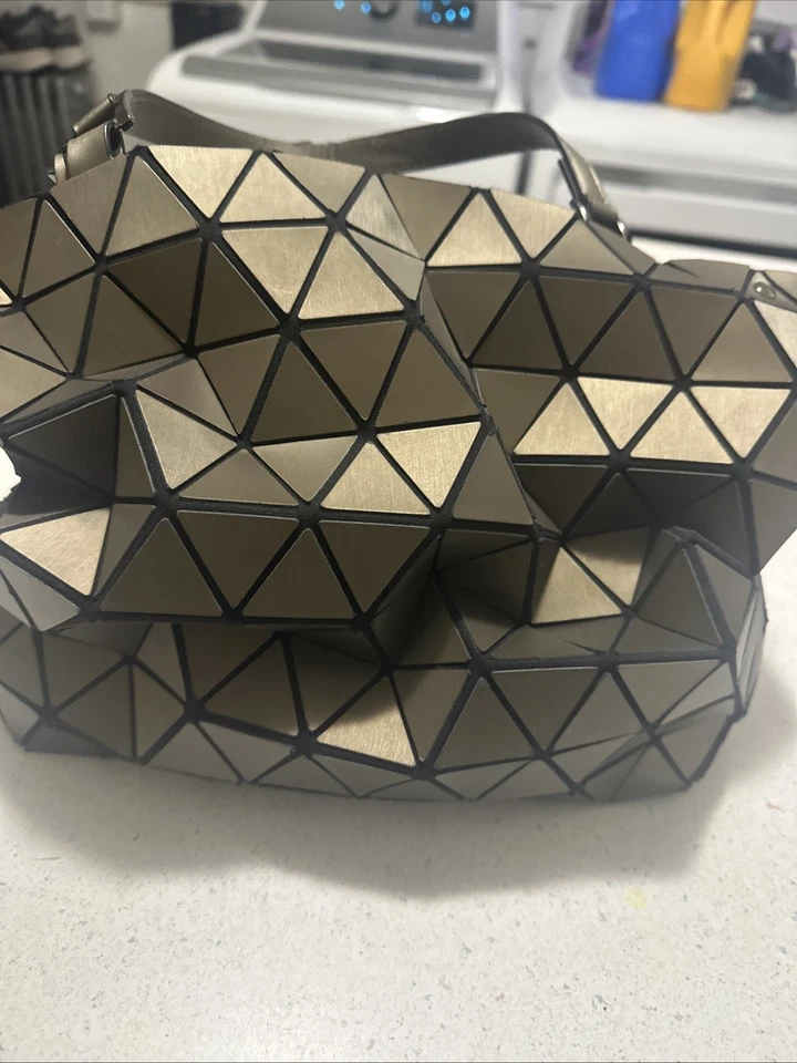 Bolso de hombro geométrico cromado Foto 1 de 4