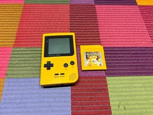GAME BOY POCKET console NINTENDO VINTAGE Giallo FUNZIONANTE OTTIMO - Foto 1 di 4