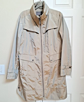 Chaqueta de trinchera para mujer Cole Haan caqui ligera con cremallera frontal usada en excelente estado, capucha talla grande Foto 1 de 4