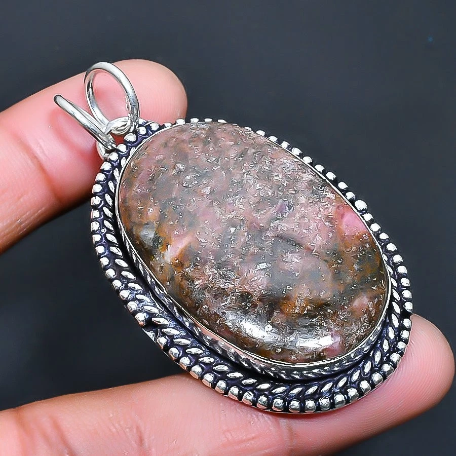 Pingente de pedra preciosa feito à mão de rodonita 2,08" - Imagem 1 de 1
