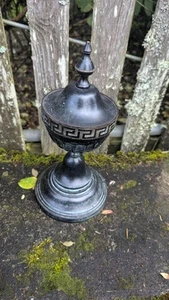 1990er Bombay Company Bronze Grünspan Sockel Urne griechischer Schlüssel Design 12” H x 6,5” - Bild 1 von 4