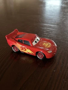 DISNEY PIXAR LIGHTNING MCQUEEN AUTO SULLA STRADA VIAGGIO PRESSOFUSO - Foto 1 di 8