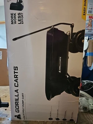 Carro de volteo de polietileno Gorilla Carts 4 pies cúbicos 600 libras Capacidad de carga dirección de giro cero Foto 1 de 4