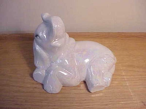 DE COLECCIÓN PORCELANA IRIDISCENTE - FIGURA DE ELEFANTE BEBÉ ACOSTADO JUGANDO - Imagen 1 de 6