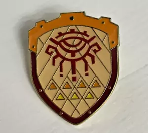 The Legend of Zelda Old Wooden Shield metal pin badge / brooch - brand new - Picture 1 of 5