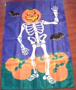 Vintage AGC, Inc. Halloween Skelett mit Kürbissen & Fledermäusen Nylon Flagge 42" x 29" - Bild 1 von 2