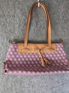 Bolso de Hombro Dooney & Bourke Cuero Recortado Púrpura Lona Logo - Imagen 1 de 11