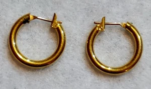 Vintage - Signed Monet - Pierced Earrings - Goldtone Hoop - 1/2 in Dia. - Picture 1 of 7
