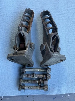 Can Am 560 Sonic 1986 86 Footpegs Foot Pegs W Mounts Springs - Imagem 1 de 2