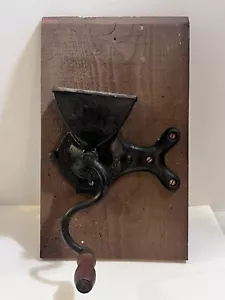 Antik Primitiv Gusseisen B. Schnelle Kaffeemühle montiert Holz Planke Blechdeckel - Bild 1 von 7