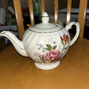 Tetera Cottagecore Vintage - Floral con Borde Dorado - Ellgreave England Wood & Sons - Imagen 1 de 2