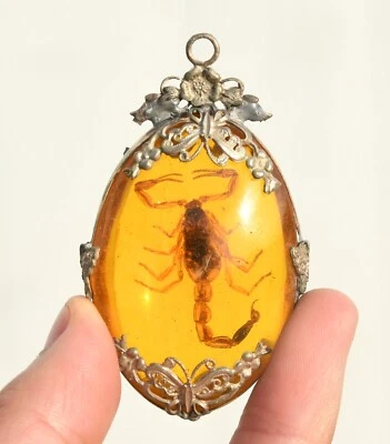 2.6英寸中国天然琥珀镶嵌银雕刻动物蝎子护身符吊坠A1 — 第 1/4 张图片