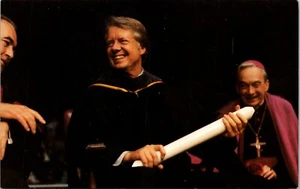 Postal de la Universidad de Notre Dame con título honorario del presidente Carter - Imagen 1 de 2