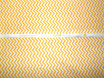 Tecido Chevron. Estampa em ziguezague laranja e branco. 36 x 44 pol Tecidos JoAnn. J24-471 - Imagem 1 de 4
