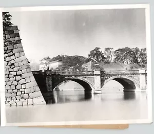 Puente al Palacio Imperial de Tokio Antes de la Rendición de Japón Segunda Guerra Mundial 1945 Foto de Prensa - Imagen 1 de 2