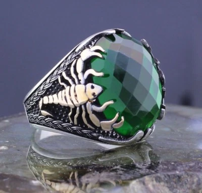 Anillo de plata de ley 925 con figura de escorpión de piedra de circón verde para hombre Foto 1 de 4