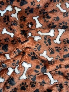 Tela de lana suave polar con estampado de hueso de pata de perro marrón de 1 metro... 58"" de ancho - Imagen 1 de 4