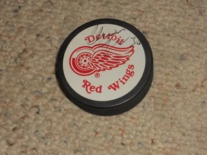 Chris Osgood #30 Autographed Detroit Red Wings Puck & Case!!! - Picture 1 of 3