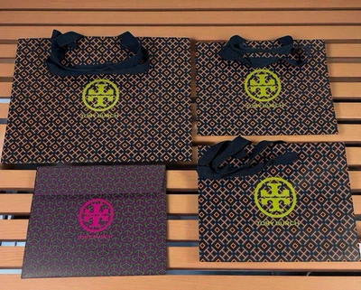 Бумажные подарочные пакеты Tory Burch тканевые ручки знаковый логотип различные размеры лот из 4 - Изображение 1 из 4