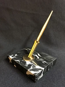 Penna Spaziale Fisher Vintage Ottone con Base Marmo Italiano Bianco e Nero con Inchiostro - Foto 1 di 15